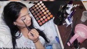 Clip: Sản phụ trang điểm trên bàn đẻ để chào đón con