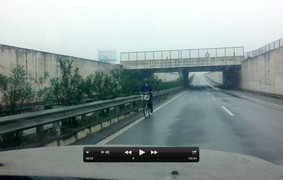 Thách thức tử thần, xe đạp đối đầu ô tô trên cao tốc Nội Bài - Lào Cai