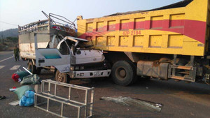 Xe tải tông nhau, 3 người thương vong