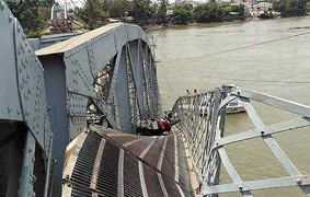 Ảnh: Cận cảnh cầu Ghềnh bị sà lan đâm sập