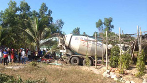 Xe bồn lao vào nhà dân, 3 bố con thương vong