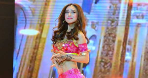 'Cô dâu 8 tuổi' Jennifer Phạm khoe eo thon múa bụng sexy