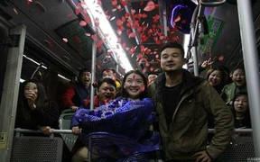 Bất ngờ với màn cầu hôn trên xe bus