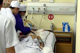 Nổ rung chuyển đất trời ở Văn Phú: Chồng khóc ngất khi thấy vợ người đầy máu