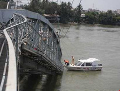 Sập cầu Ghềnh: Ai đã cứu đoàn tàu suýt lao xuống sông?