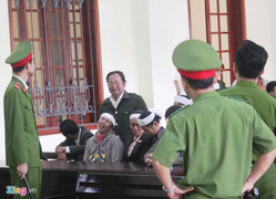 Yêu cầu mạng đổi mạng, thân nhân bị hại đòi giết bị cáo tại tòa