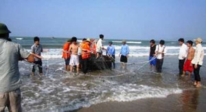 2 sinh viên bị sóng cuốn khi tắm biển