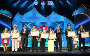 Vinh danh 10 gương mặt trẻ Việt Nam tiêu biểu năm 2015
