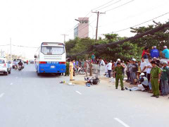 Con trai gào khóc nhìn cha bị xe khách cán chết thảm