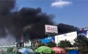 Cháy lớn gần sân bay Tân Sơn Nhất, khói đen kín trời