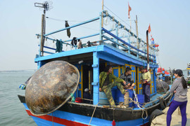 Tàu cá gặp nạn, 10 ngư dân lênh đênh giữa biển