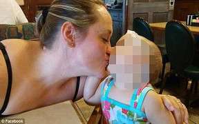 Người mẹ quỷ dữ nhẫn tâm đem con vào lò nướng