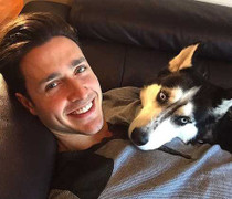 Bác sĩ điển trai nhất thế giới và những bí mật khiến nhiều người bất ngờ