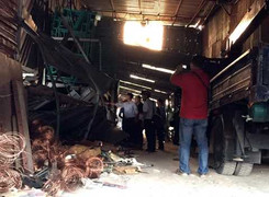 Hàng trăm mâm giàn giáo đổ sập đè 3 người thương vong