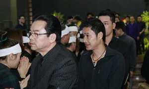 Ông Đinh La Thăng, cầu thủ Hồng Sơn hòa vào dòng người tiễn đưa Trần Lập về đất mẹ
