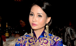 Hoa hậu Sương Đặng diện áo dài cung đình dự event trên đất Mỹ