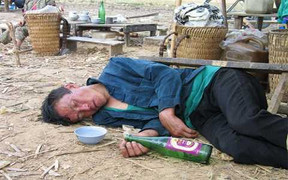 Trong 2 chén rượu tự nấu có 1 chén mang tên 'thần chết'