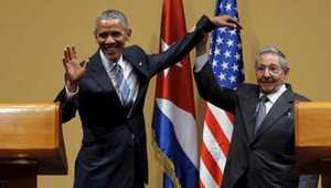 Video Chủ tịch Cuba Raul Castro từ chối ôm ông Obama gây 'sốt'