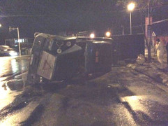 Hoảng hồn xe nặng hàng trăm tấn lật nhào trên đường