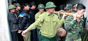 Phát hiện 3 quả bom dài 1,1m ở cửa hàng sắt vụn