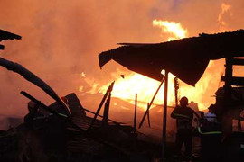 Hơn 100 cảnh sát cứu hỏa đám cháy rực trời TP.HCM