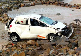 Taxi vọt qua bờ kè, lộn nhào xuống bãi đá Vũng Tàu