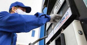 Lỗ hổng thuế xăng dầu: Sau đổ lỗi cho nhau, các bộ sẽ sửa sai thế nào?