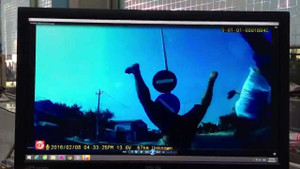 Clip: Xe máy chở 3 sang đường bị ôtô hất bay lên trời