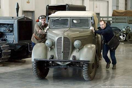 Hàng trăm mẫu xe cổ từ Thế chiến II tụ hội