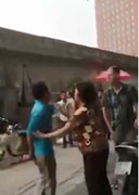 Chồng đánh vợ, chửi khách tây giữa phố: 'Ta phải thấy xấu hổ, nhục nhã'