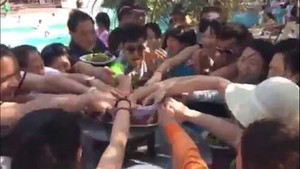 Clip du khách Trung Quốc điên cuồng ‘vơ vét’ hoa quả với tốc độ kinh hoàng lại gây 'bão'