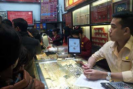 Tiếp tục giảm, giá vàng gần rơi xuống vùng 33 triệu đồng/lượng