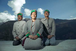 Những rắc rối khi 1 người đàn bà sống chung với 2 người đàn ông