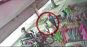 Clip: Những màn cạy cốp xe máy trộm đồ trong nháy mắt ở Việt Nam