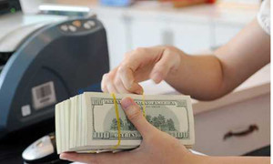 Lãi suất tiết kiệm USD bằng 0, người gửi tiền vẫn kiếm được lời