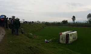 Lật xe khách ở Nghệ An, hành khách hoảng loạn kêu cứu