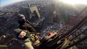 Dựng tóc gáy xem cặp đôi 'điên rồ' tay không leo nhà chọc trời Trung Quốc