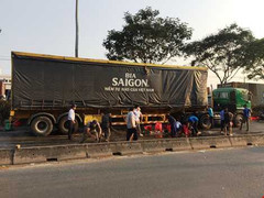 Hàng trăm chai bia vỡ tung toé khắp đường, người Sài Gòn xúm vào dọn giúp