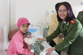 Cán bộ, học viên học viện Cảnh sát chia sẻ niềm vui cùng trẻ em ung thư