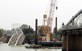 Ảnh: Cận cảnh cẩu 500 tấn trục vớt cầu Ghềnh