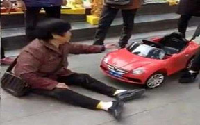 Bị ô tô đồ chơi đâm phải, người phụ nữ ngồi ăn vạ giữa phố