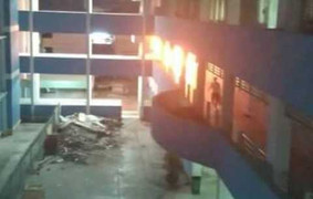 Bệnh viện cháy dữ dội giữa đêm, bác sỹ hối hả đẩy bệnh nhân ra ngoài