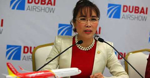 Nữ tỷ phú 'hàng không bikini' lên báo Nga