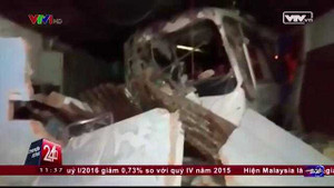 Clip: Kinh hoàng ôtô khách đâm sập hai nhà ven đường