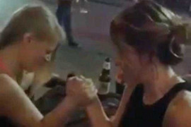 Clip: 2 cô gái vật tay, tay gãy làm đôi