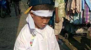 Chồng thiêu chết vợ: Được ủng hộ hàng trăm triệu đồng, 2 con thơ vẫn phải đi xin tiền mai táng