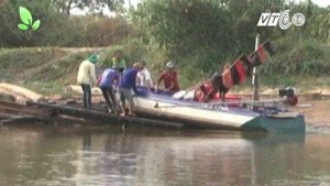 Video: Giao thông tê liệt vì đóng cống ngăn nước mặn ở Cà Mau