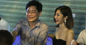 Hương Tràm diện váy cúp ngực đi ăn mừng chiến thắng với bố mẹ