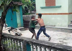 Sự thật ảnh con đánh bố dã man: Cộng đồng mạng xin lỗi người con bị oan