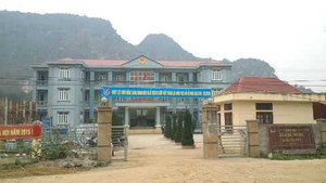 Để cháu nghịch vô lăng, xe của hiệu trưởng đâm 2 cán bộ xã thương vong